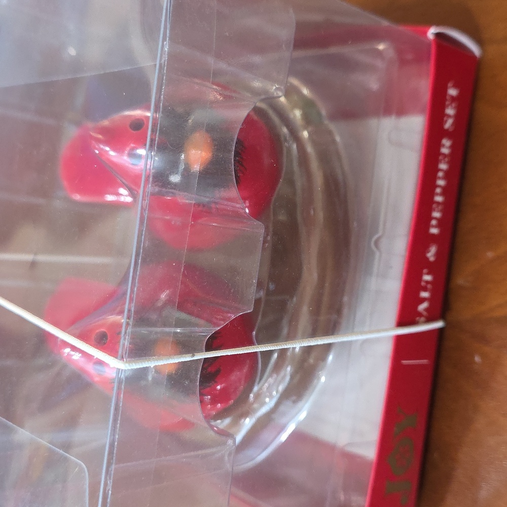 Holiday Cardinals salt and pepper shaker set NWT